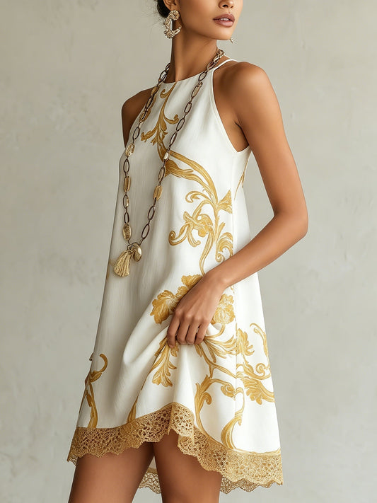 Vestido corto de encaje blanco con motivos dorados
