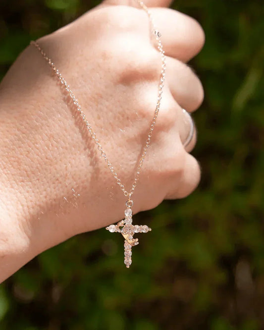 Collar con cruz y corona