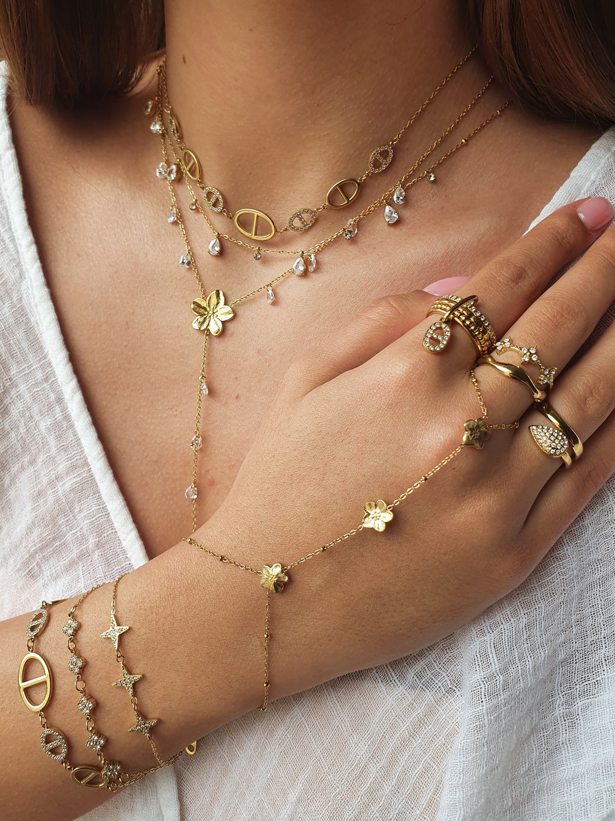 Collar dorado con circonias