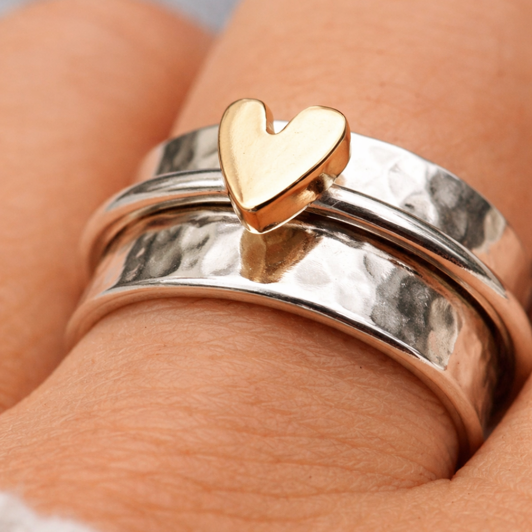 Anillo de plata con corazón dorado