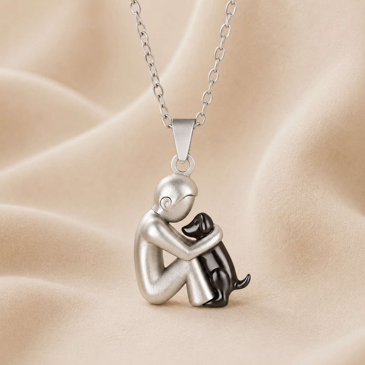 Collar de plata con colgante de abrazo