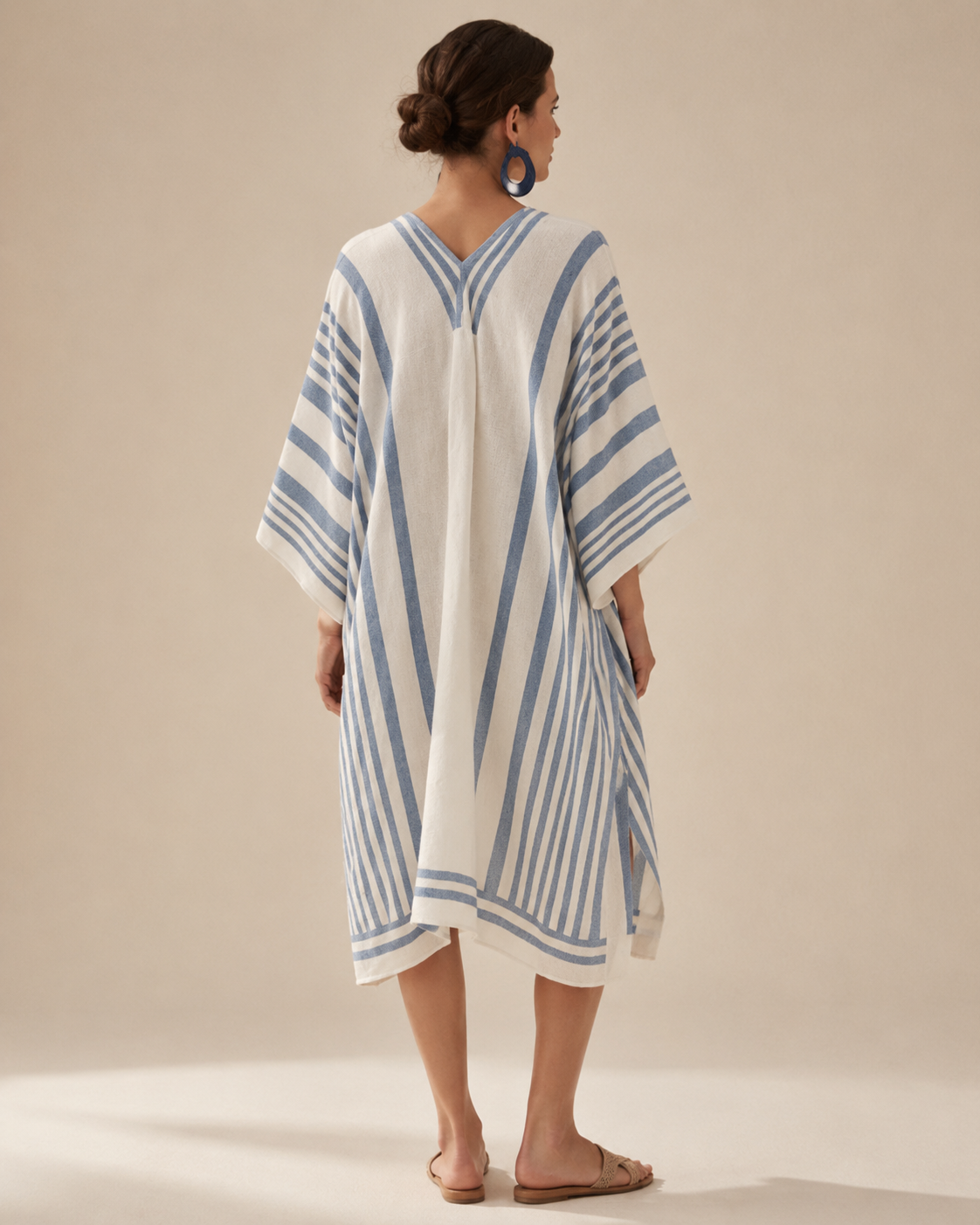 Vestido corto bordado azul y blanco