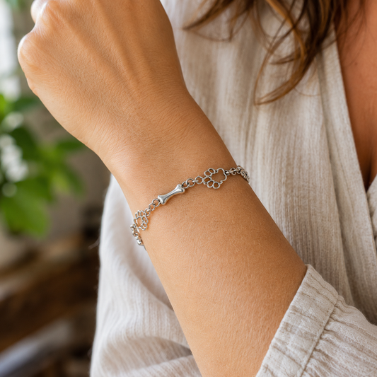 Pulsera de plata con detalles de perro