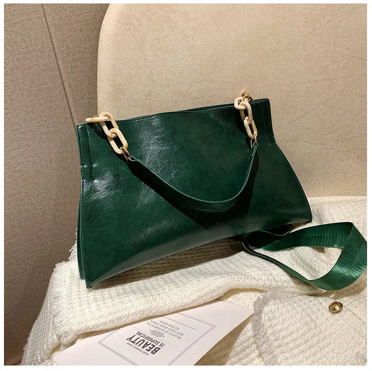 Bolsa de hombro de piel sintética suave con cadena