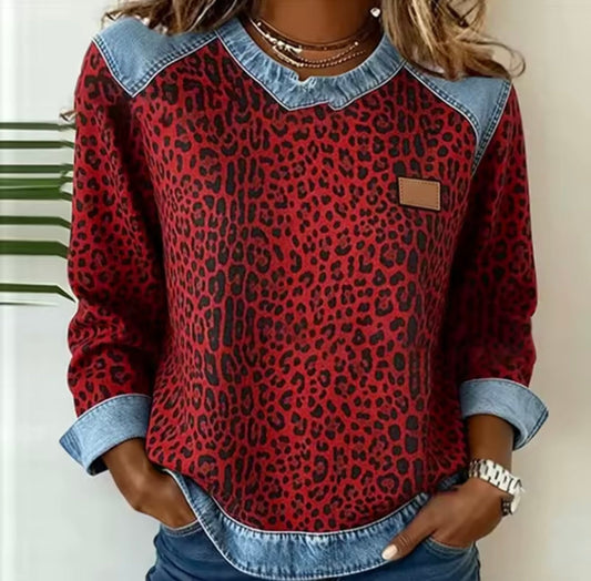 Blusa de punto con estampado animal y cuello denim