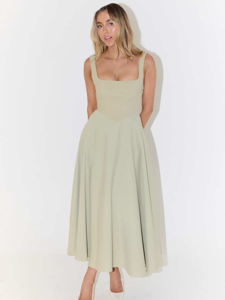 Vestido midi fluido con escote cuadrado