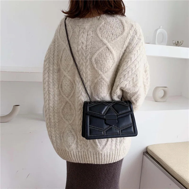 Bolsa de hombro con cadena de piel sintética