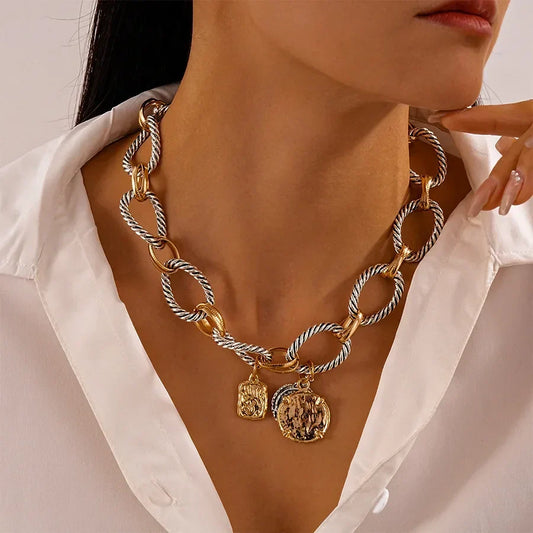 Collar azul oscuro con dije de moneda