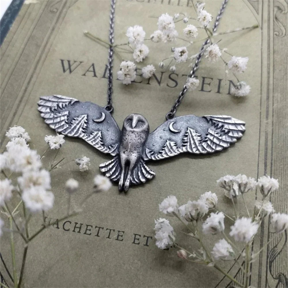 Collar de búho con luna en plata antigua