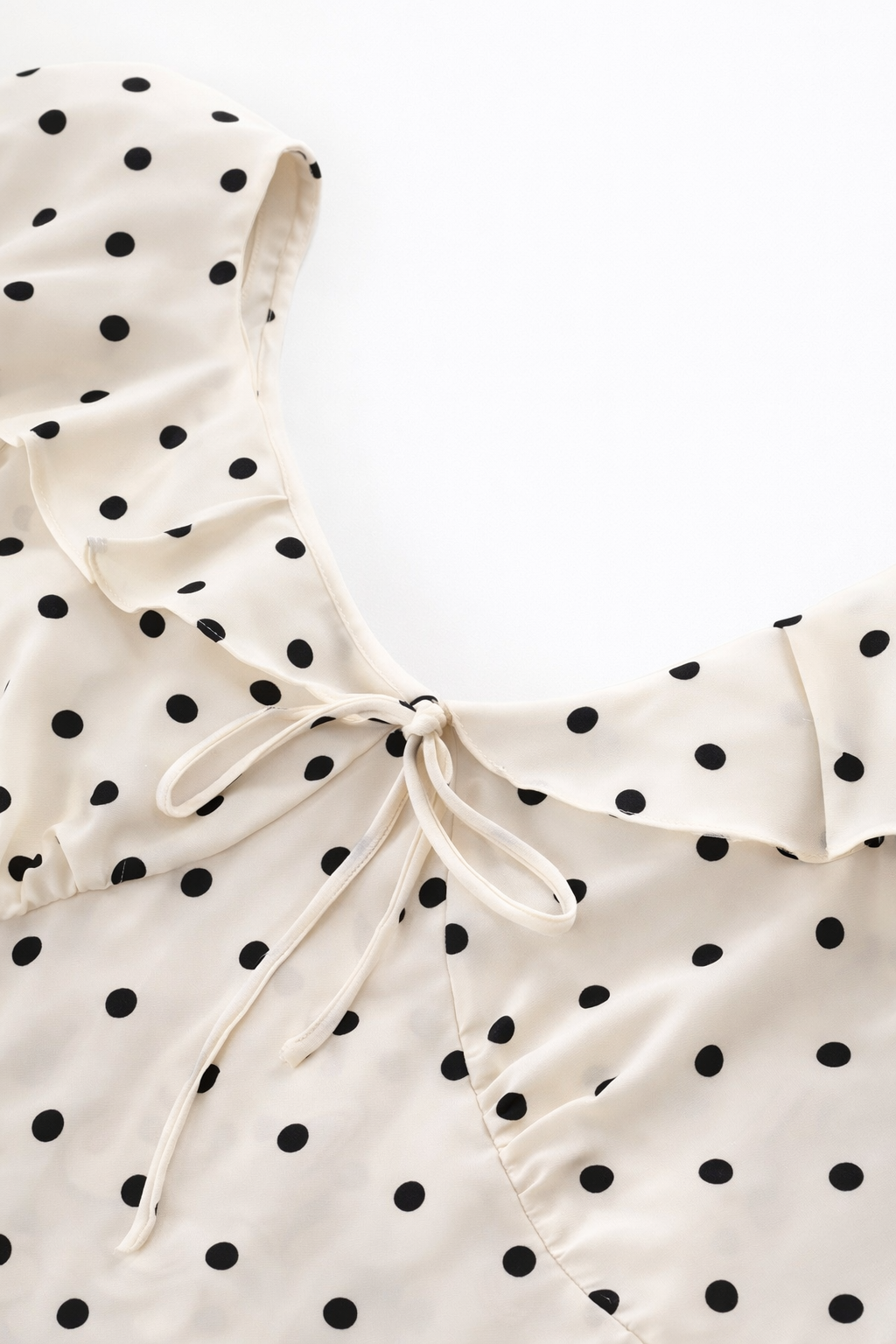 Vestido midi de lunares con volantes