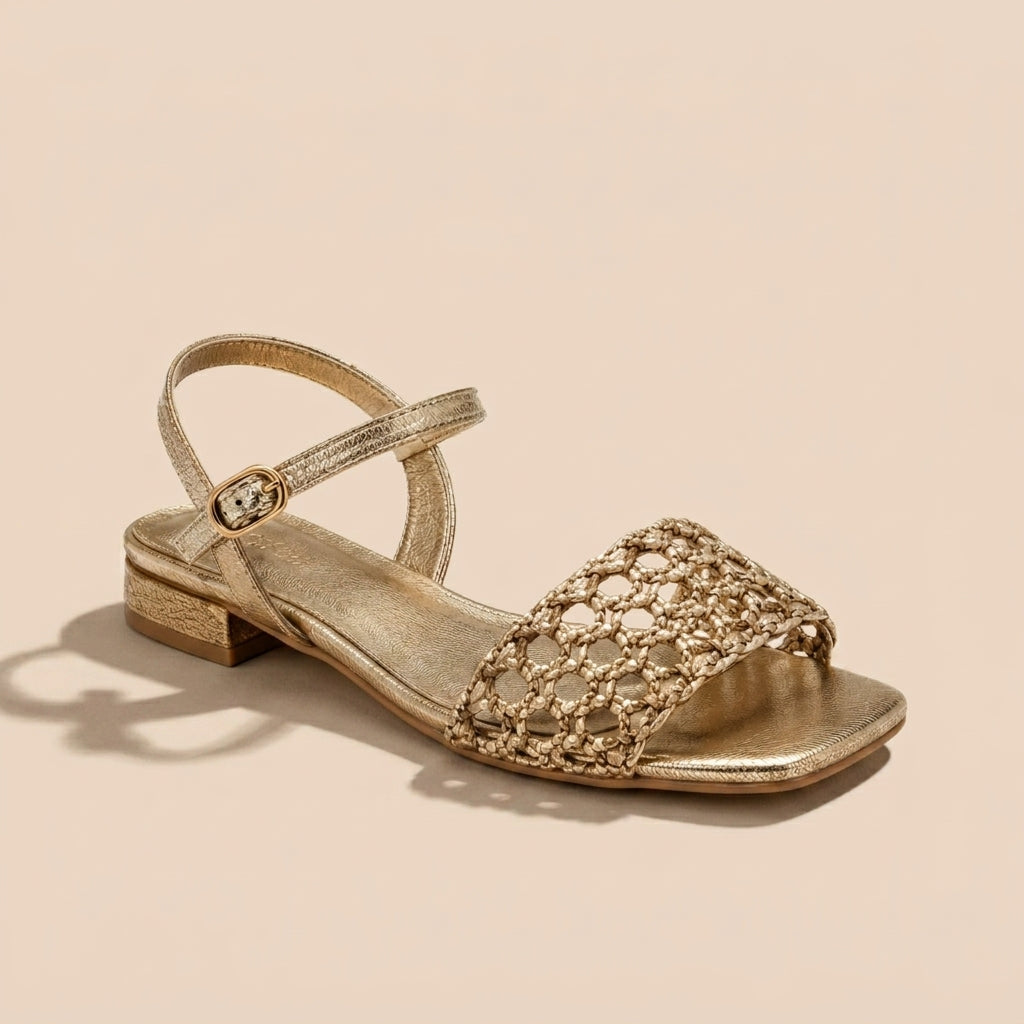 Sandalias doradas con diseño calado
