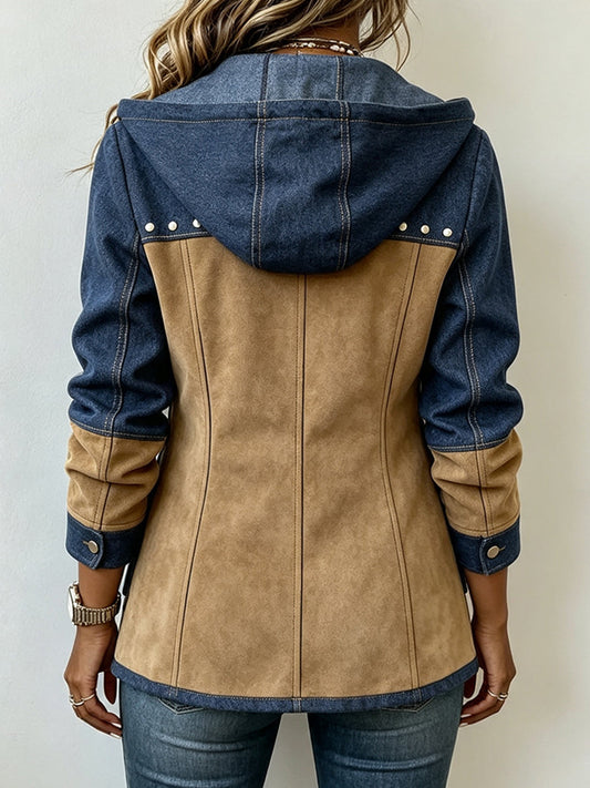 Chaqueta bicolor con capucha y tachuelas