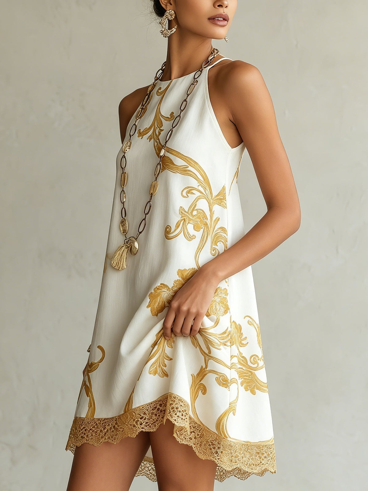 Vestido corto de encaje blanco con motivos dorados
