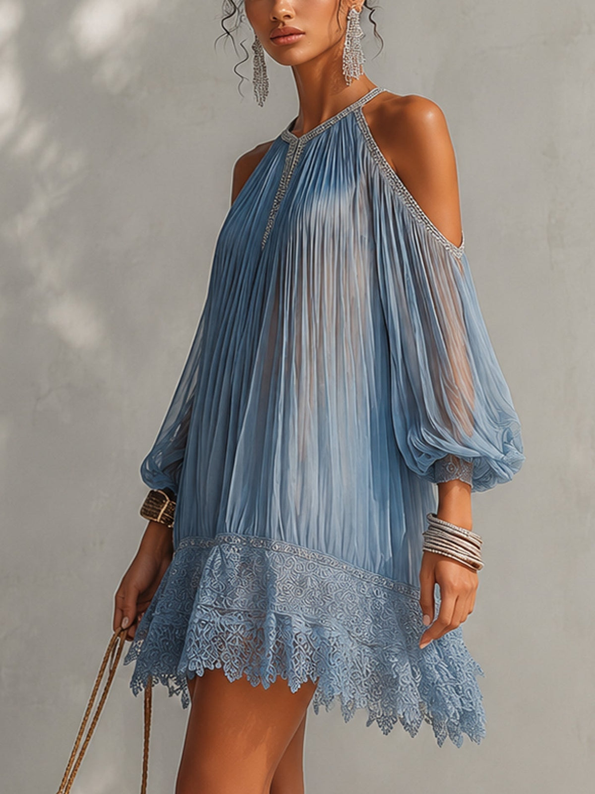 Vestido corto azul de hombros descubiertos con encaje