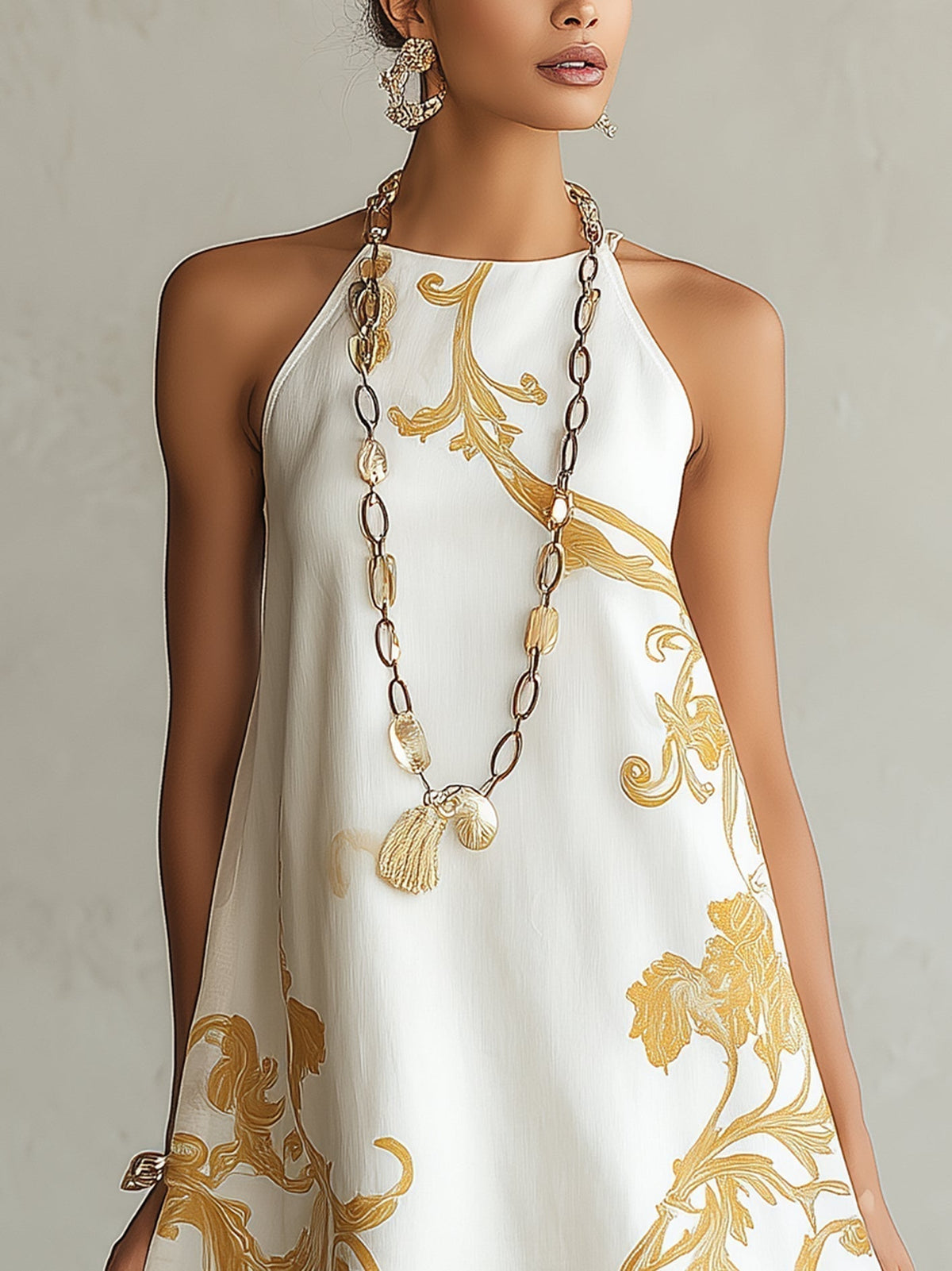Vestido corto de encaje blanco con motivos dorados
