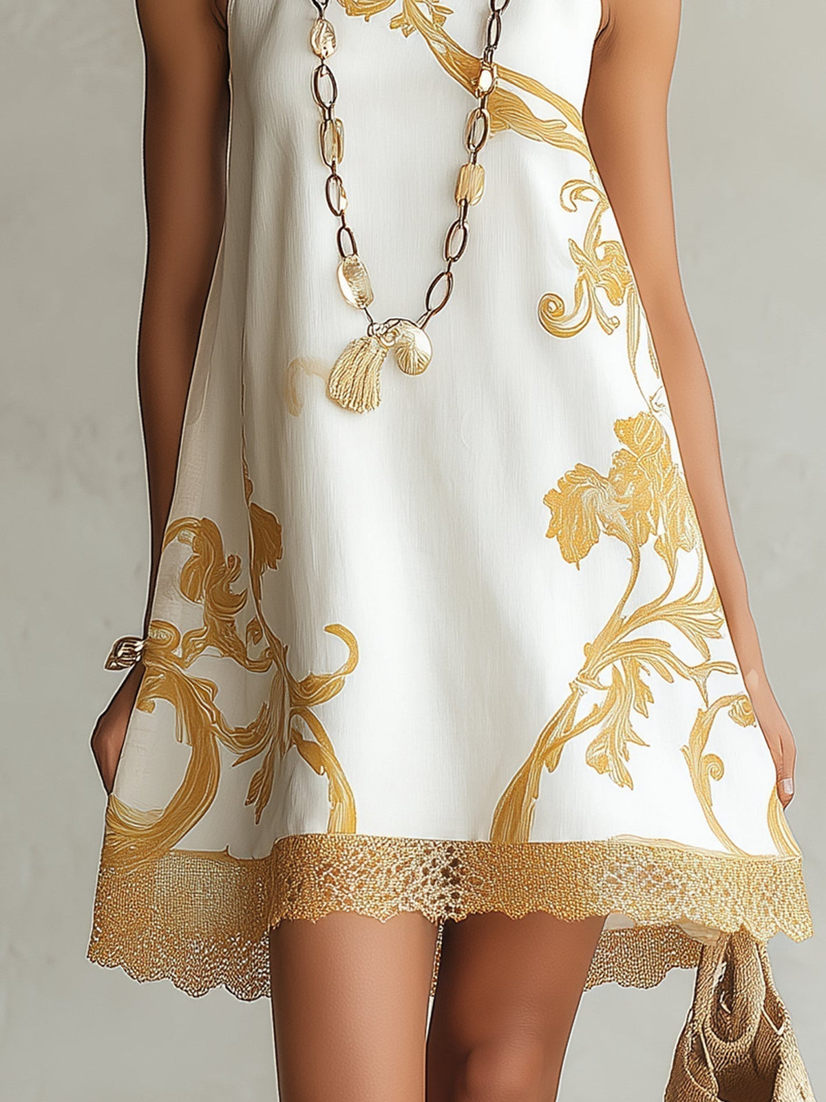 Vestido corto de encaje blanco con motivos dorados