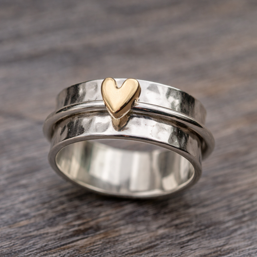 Anillo de plata con corazón dorado