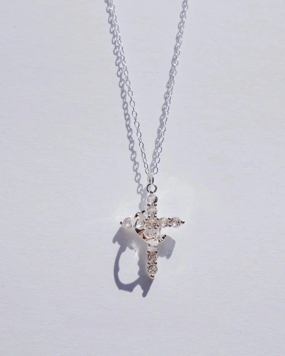 Collar con cruz y corona