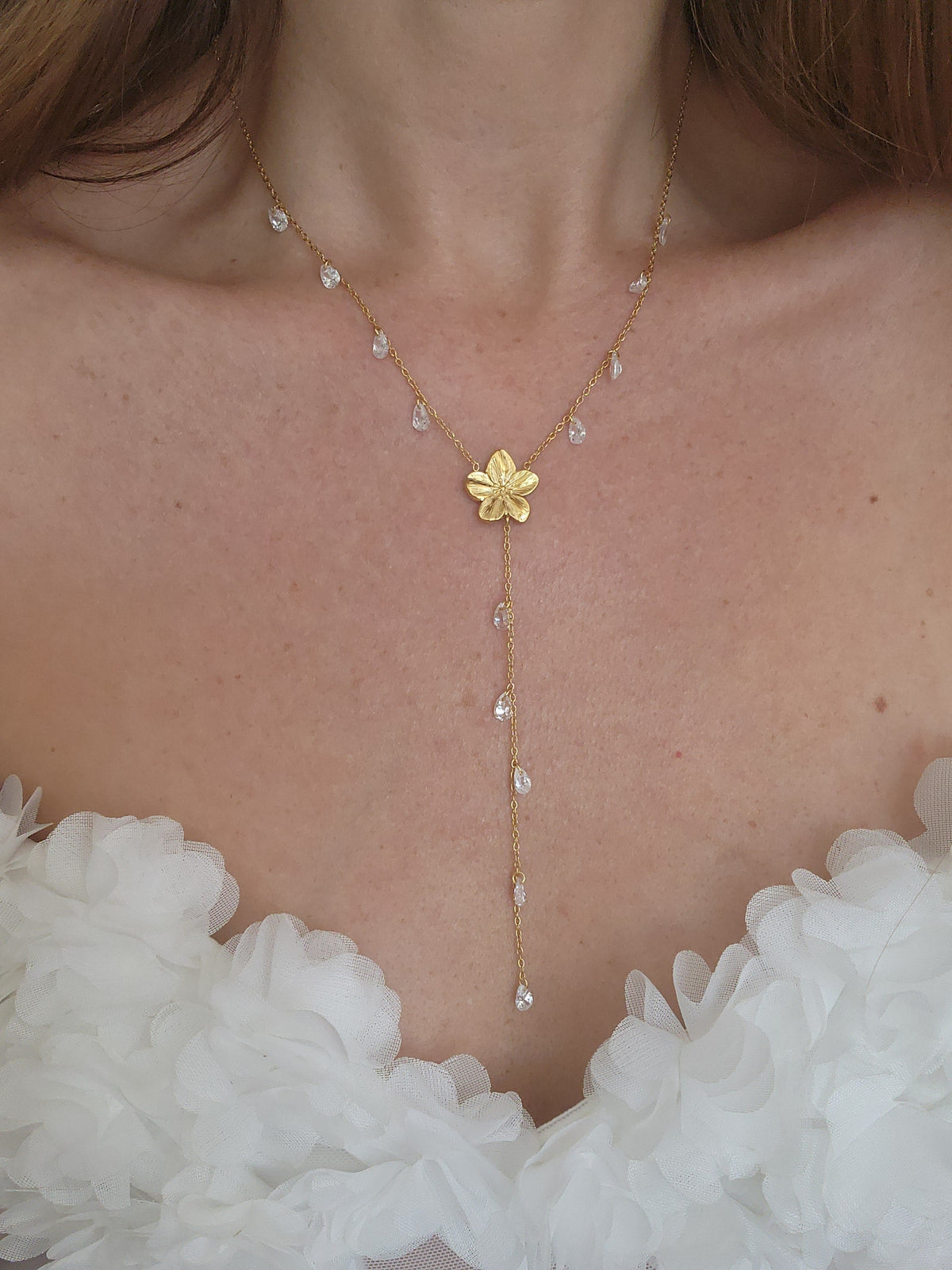 Collar dorado con circonias