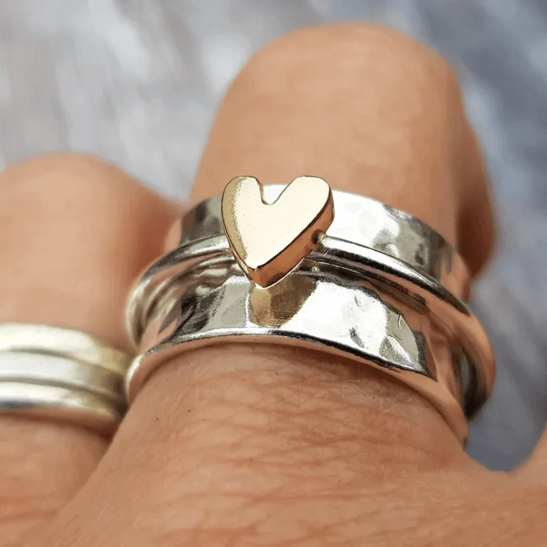 Anillo de plata con corazón dorado