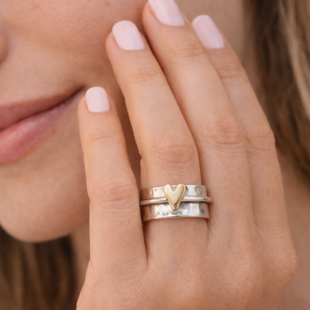 Anillo de plata con corazón dorado