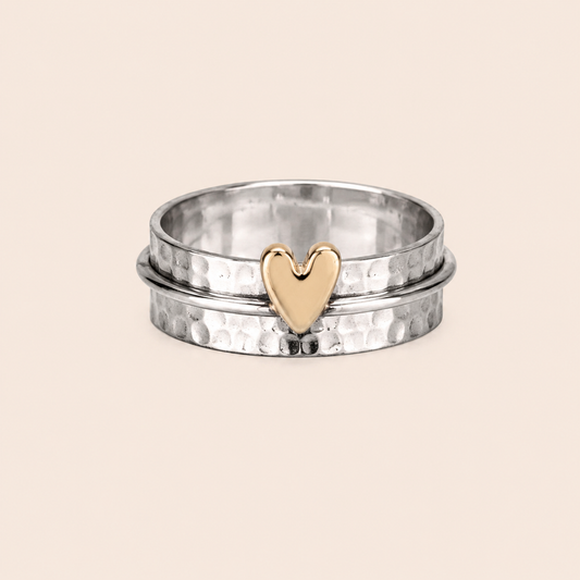 Anillo de plata con corazón dorado