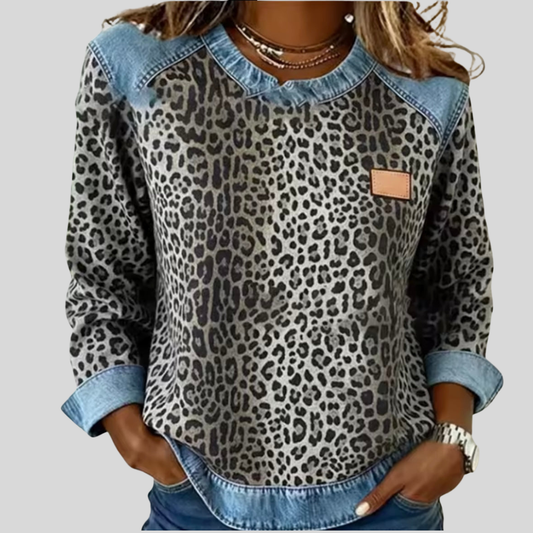 Blusa de punto con estampado animal y cuello denim