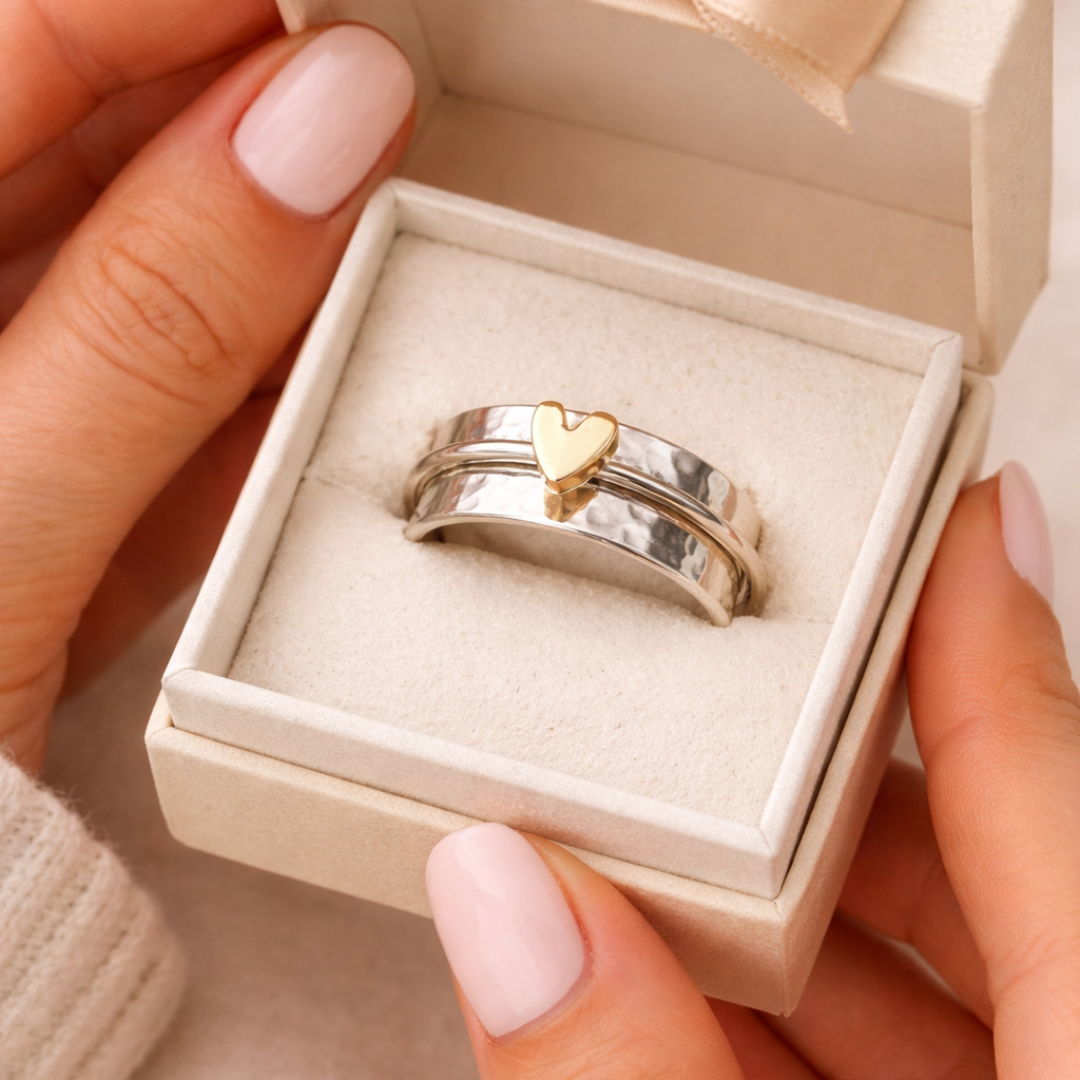 Anillo de plata con corazón dorado