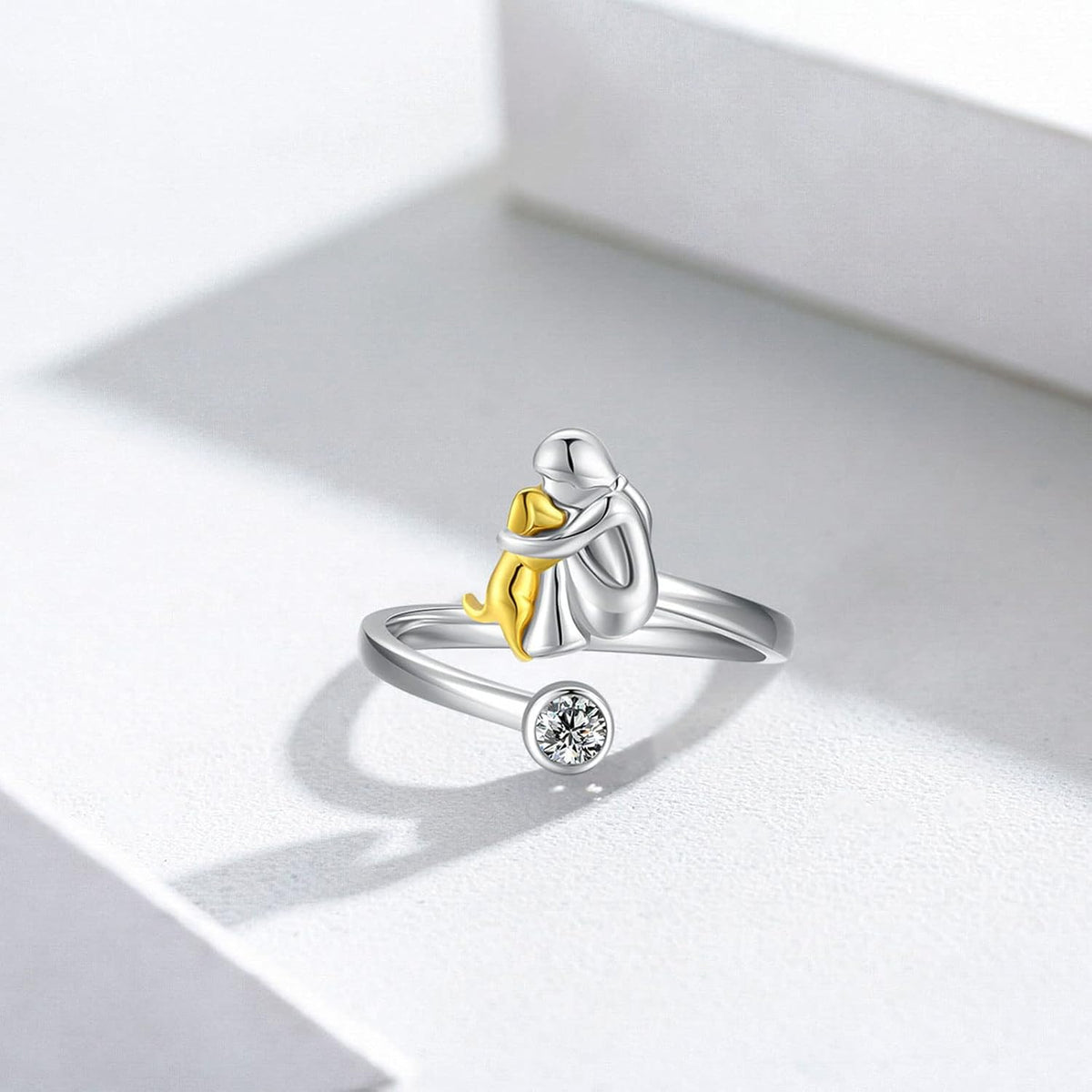 Anillo ajustable con abrazo de mujer y perro