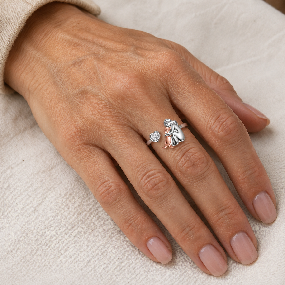 Anillo ajustable abrazo de perro y plata