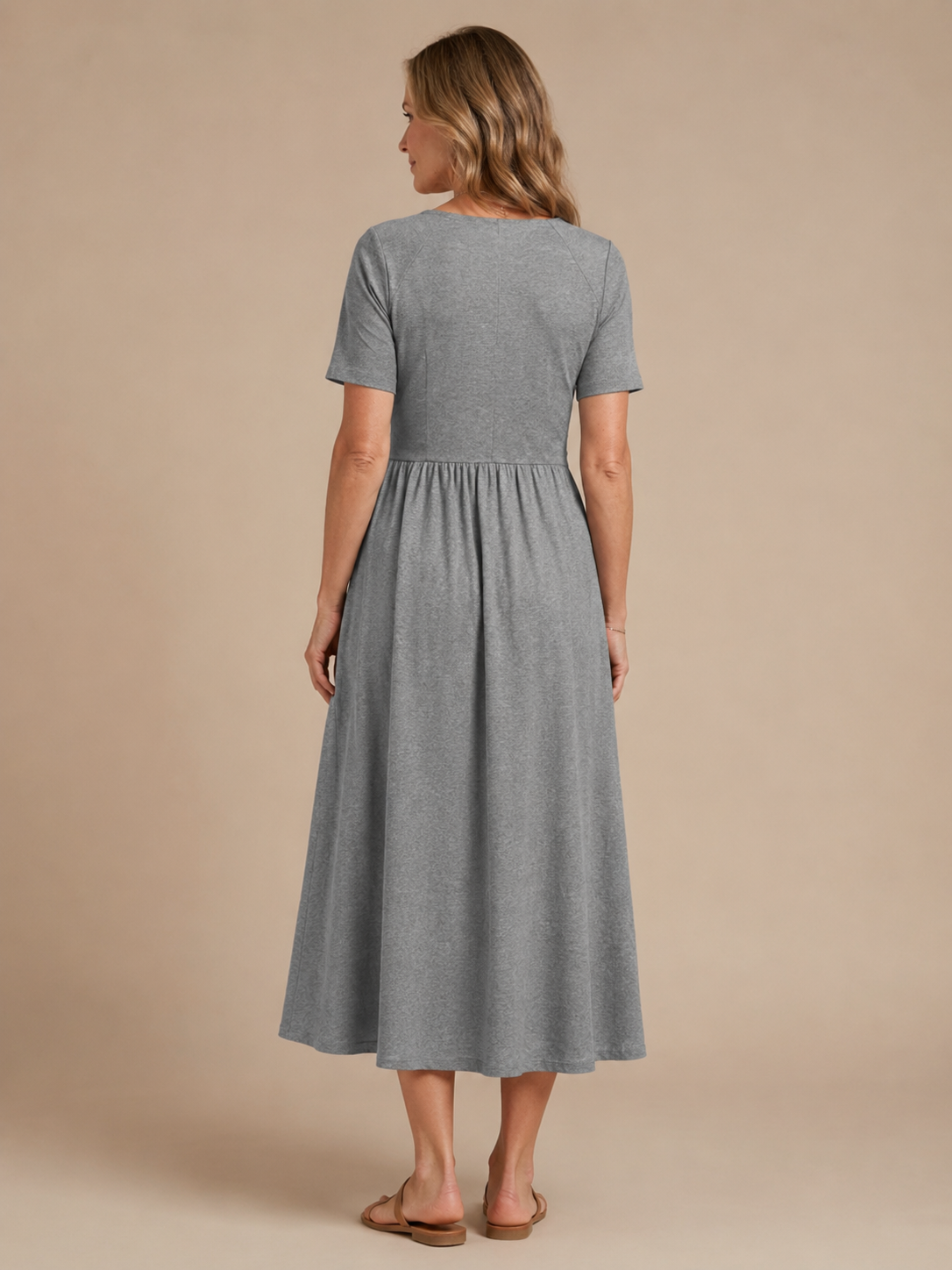 Elegante vestido midi con silueta cruzada