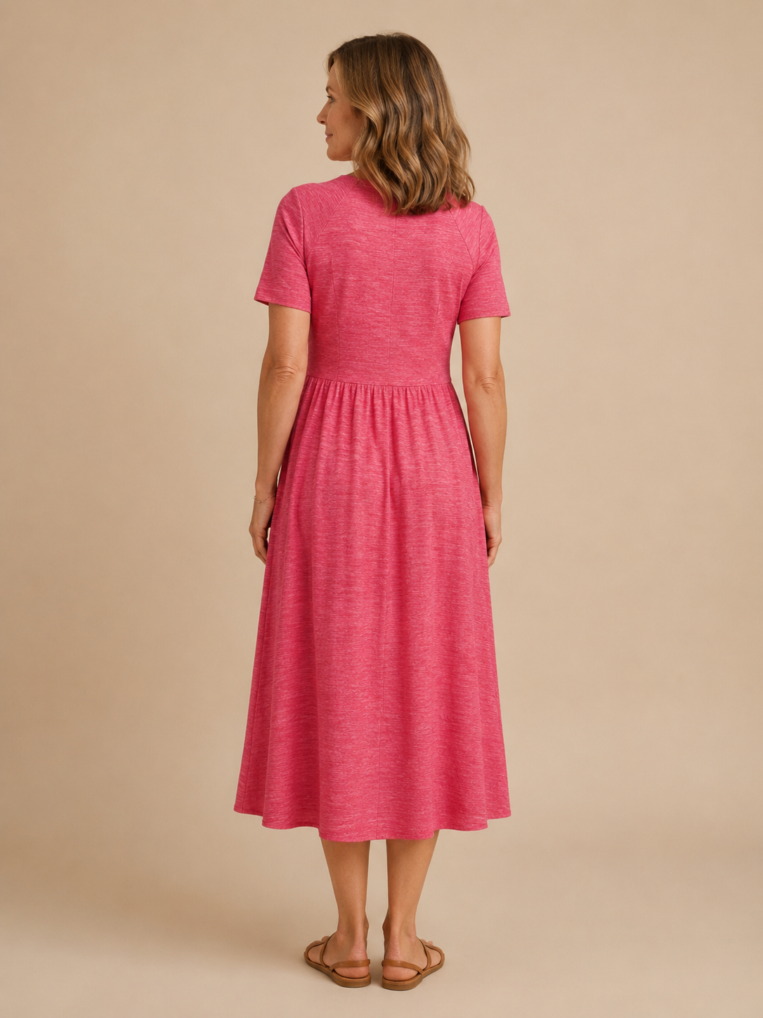 Elegante vestido midi con silueta cruzada