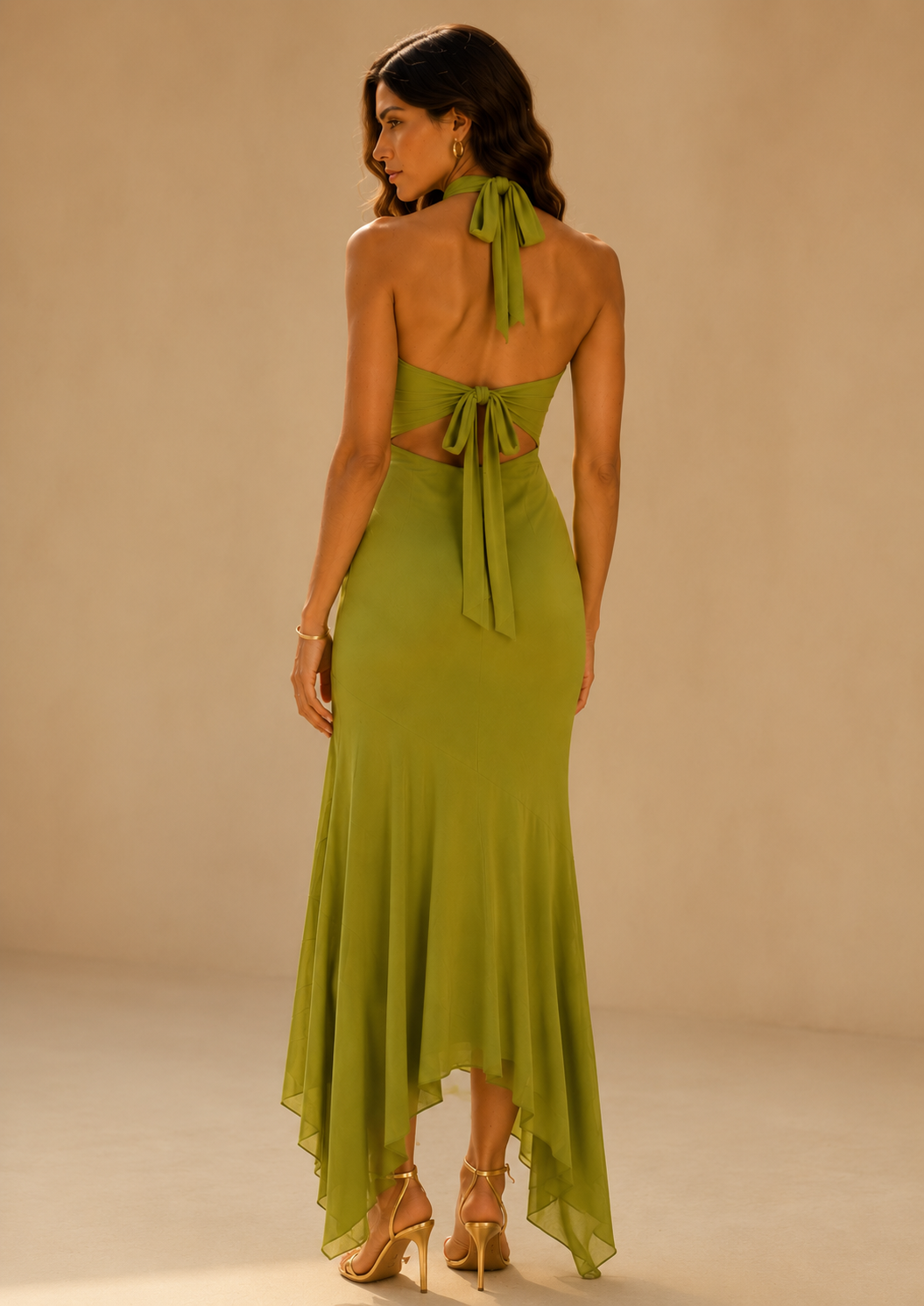 Vestido asimétrico con cuello halter
