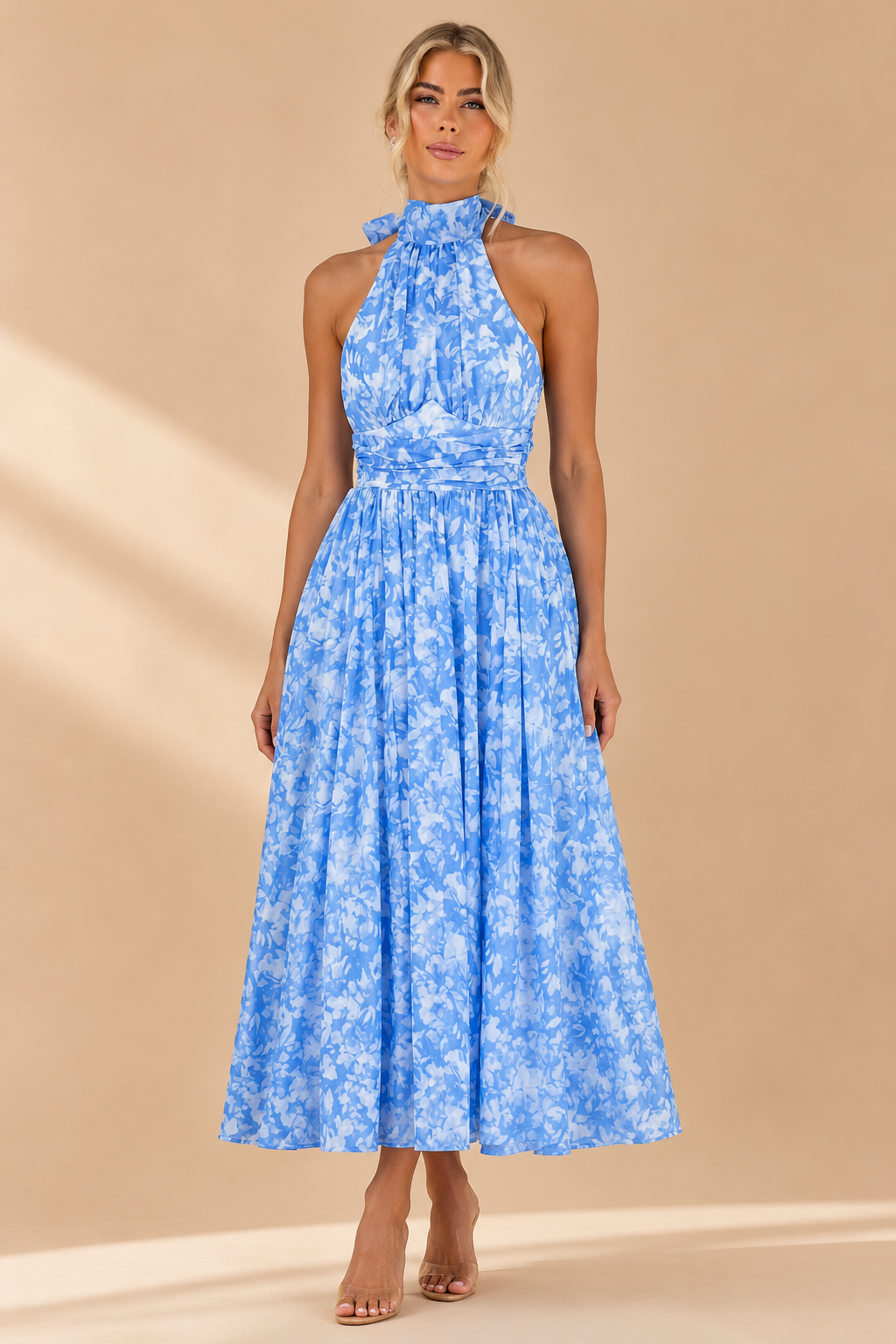 Vestido con cuello halter y estampado en acuarela