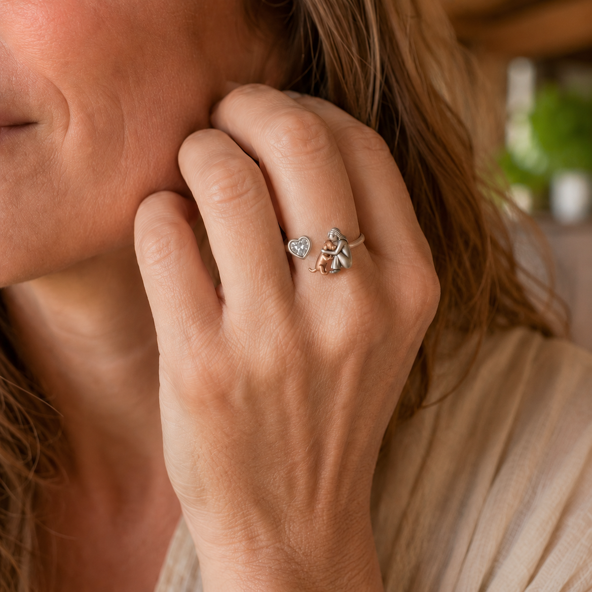 Anillo ajustable abrazo de niña y perro en plata