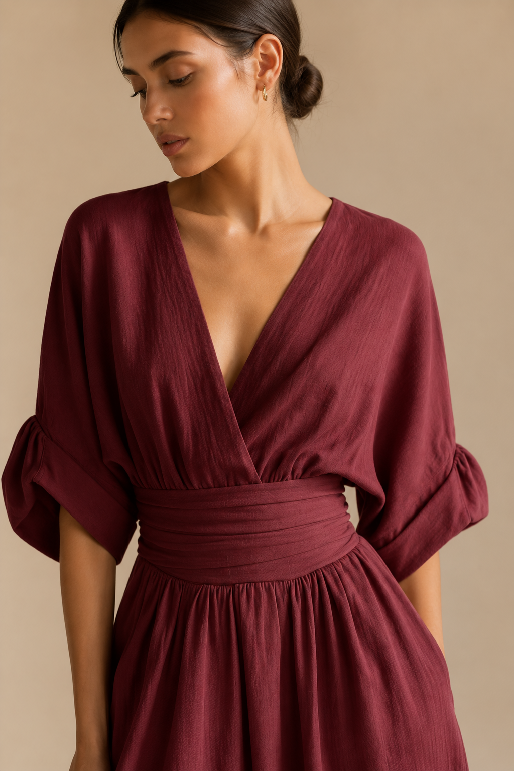 Mono elegante con escote en V y cintura alta