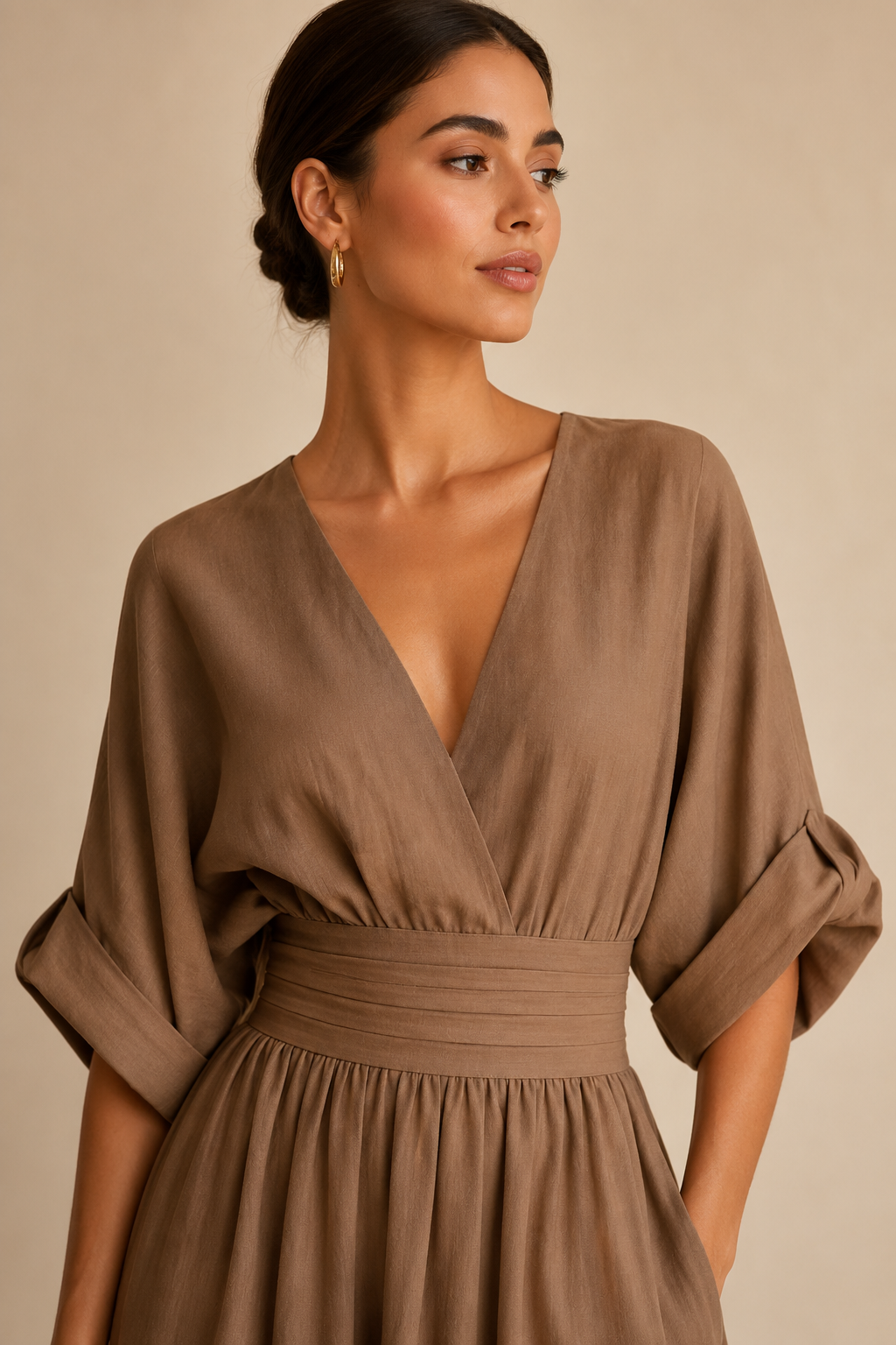 Mono elegante con escote en V y cintura alta