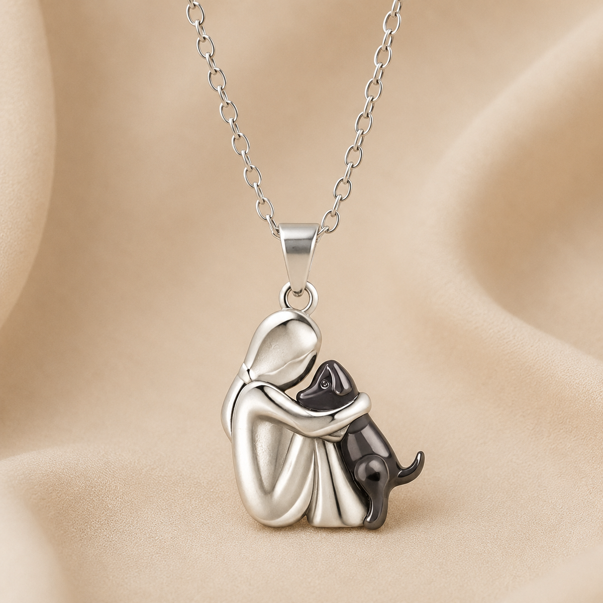 Collar de plata con colgante de abrazo