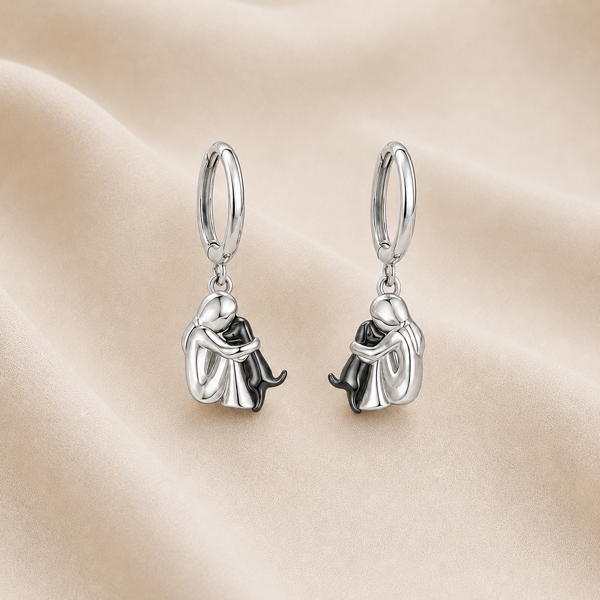Collar de plata con colgante de abrazo