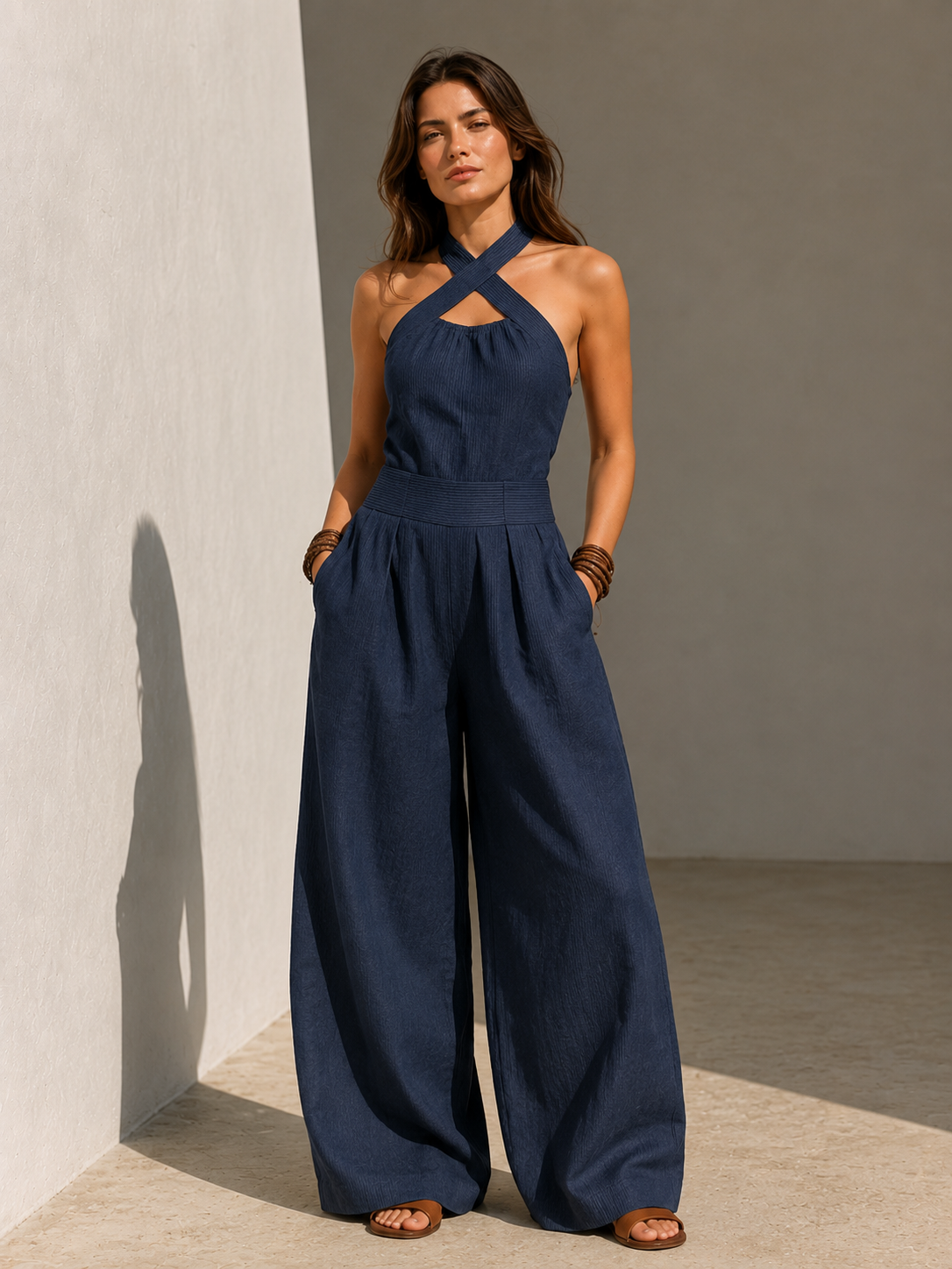 Mono elegante con escote cruzado