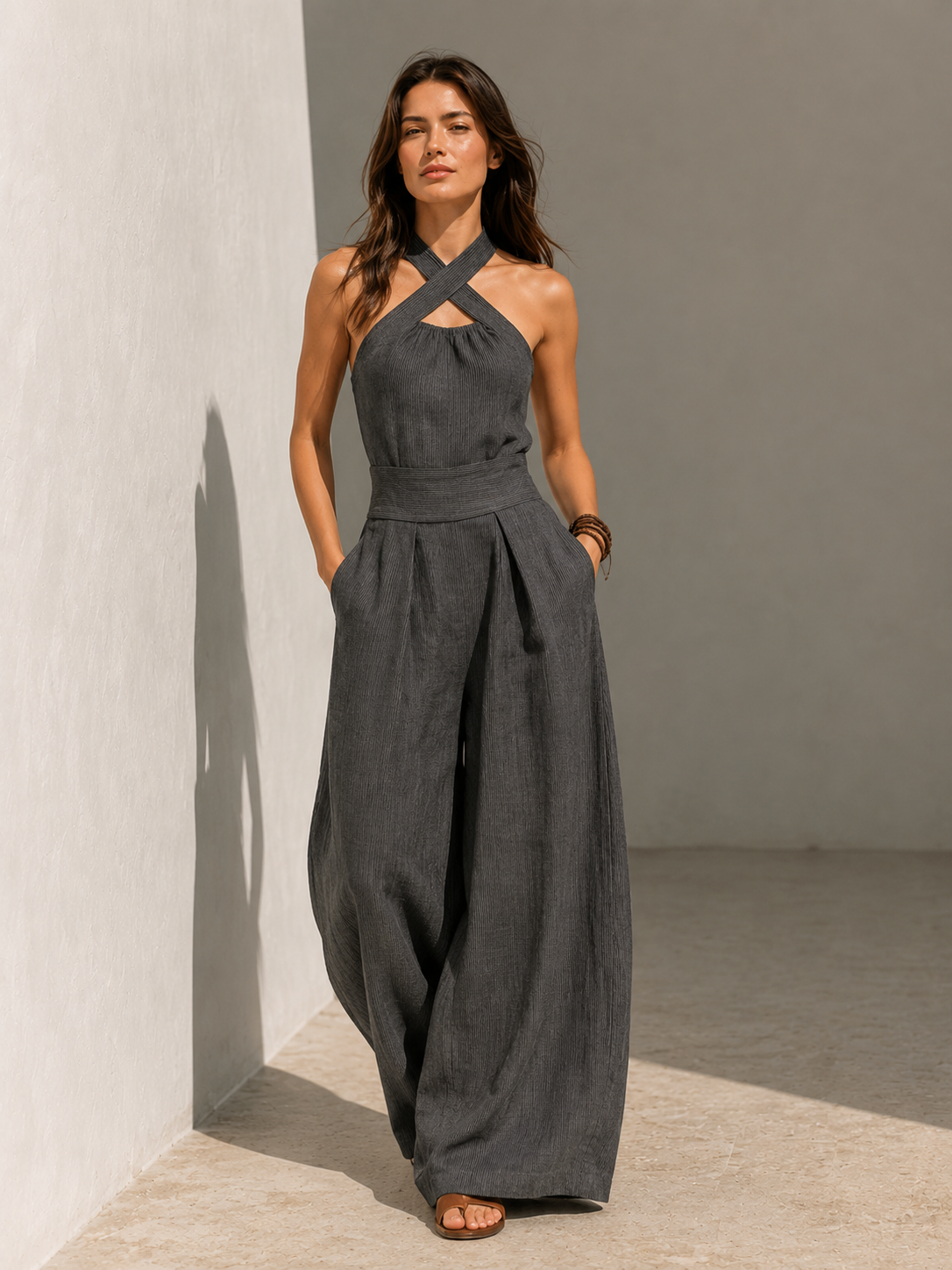 Mono elegante con escote cruzado