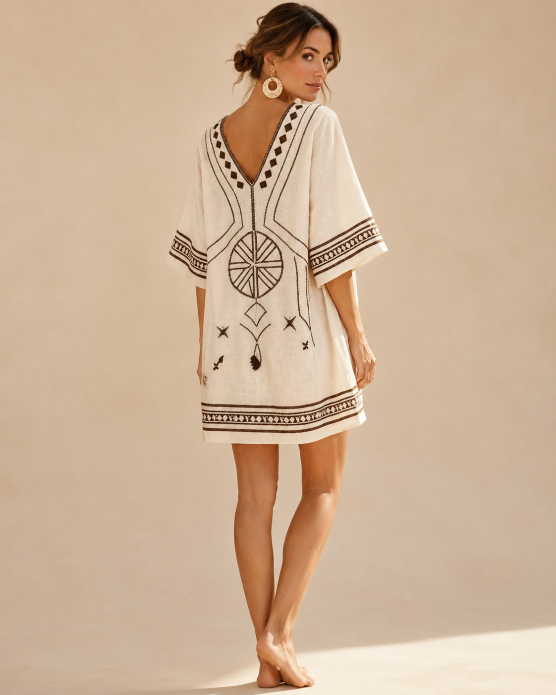 Vestido corto bordado blanco y negro