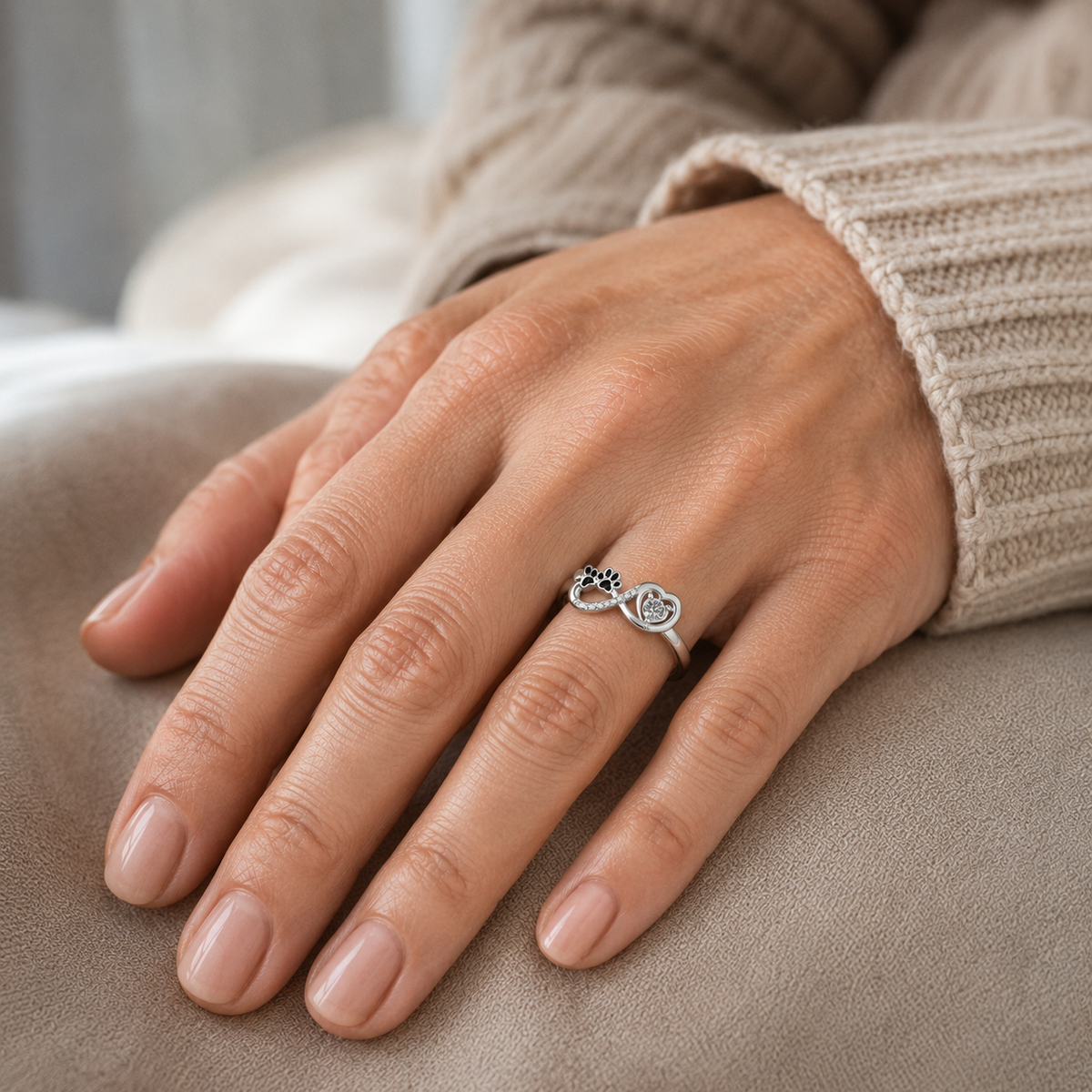 Anillo con huella de patita, corazón e infinito
