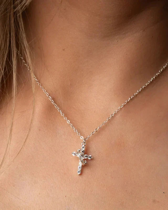 Collar con cruz y corona