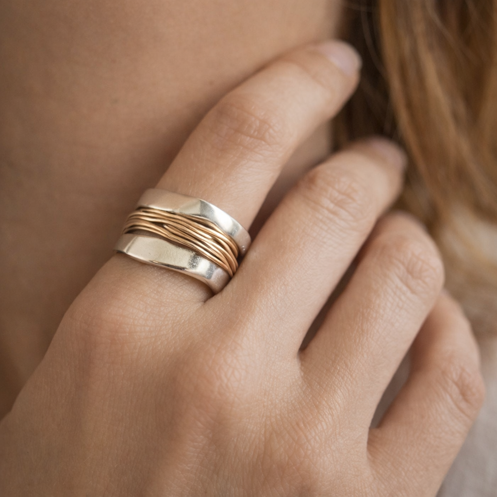 Anillo de plata con hilos de oro
