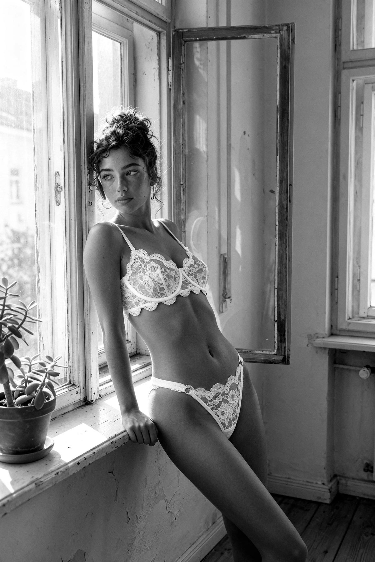 Pure Lace Elegance | Underwire Lingerie Set in White