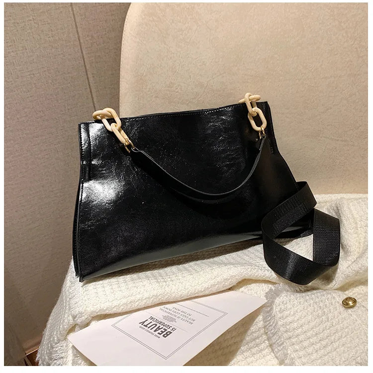 Bolsa de hombro de piel sintética suave con cadena