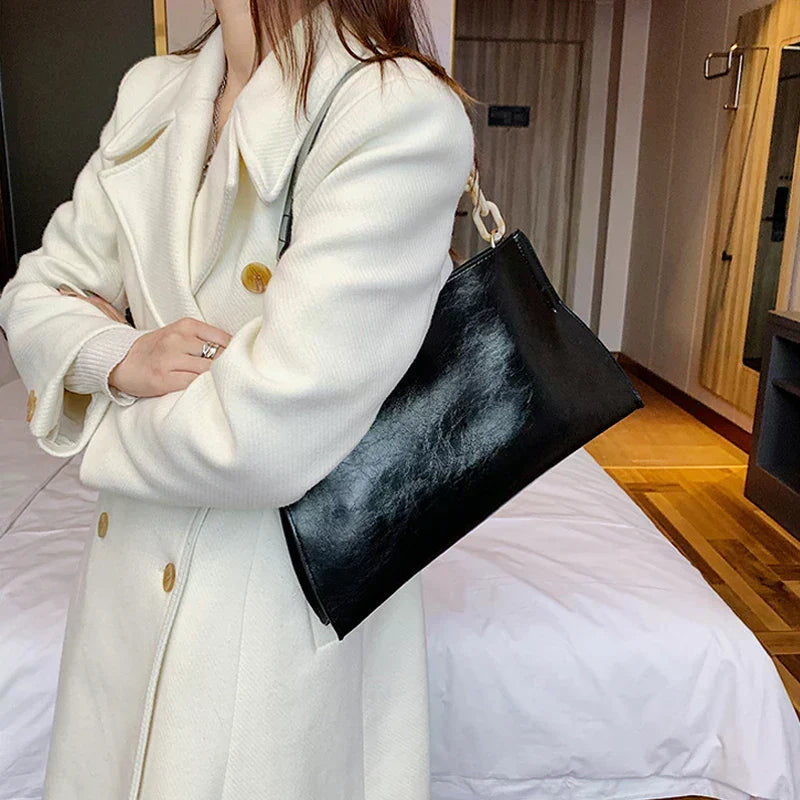 Bolsa de hombro de piel sintética suave con cadena