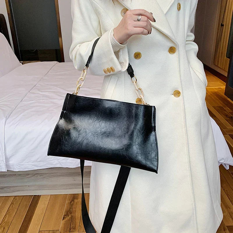 Bolsa de hombro de piel sintética suave con cadena