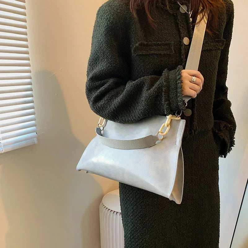 Bolsa de hombro de piel sintética suave con cadena